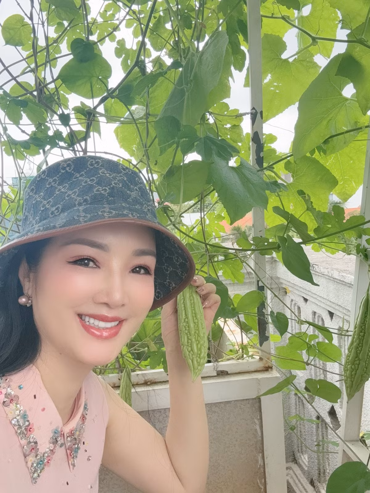 Mỗi sáng, người đẹp đều dành thời gian chăm chút vườn rau: hái, tưới nước, chăm sóc như một “nông dân thành thị” thực thụ. Ảnh: FBNV