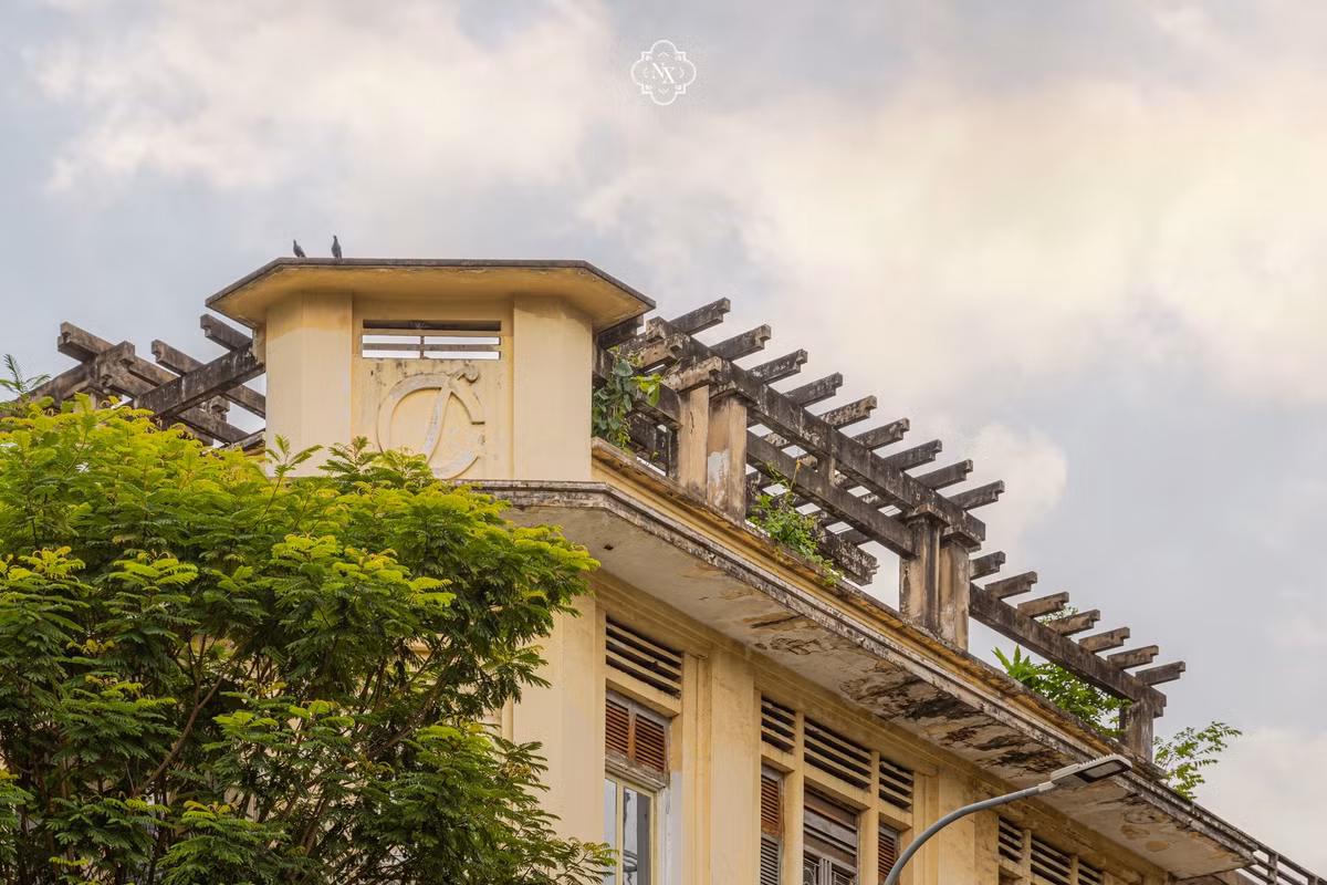 Qua thời gian, tòa biệt thự cổ phủ đầy rêu phong. Ảnh: FB Nguyễn Xuân