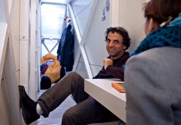 Dù có vẻ ngoài kỳ dị, Keret House lại khiến nhiều người bất ngờ khi bước vào bên trong. Với cấu trúc hai tầng, ngôi nhà được trang bị đầy đủ các khu vực chức năng như phòng khách, bếp, nhà vệ sinh và phòng ngủ. Ảnh: Amusingplanet