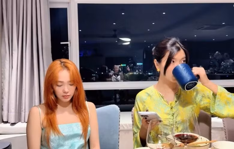 Bàn ăn bố trí bên khung cửa kính lớn. Ảnh chụp màn hình