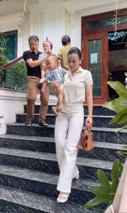 Bậc thềm trước cửa ra vào biệt thự ốp đá sang trọng. Ảnh chụp màn hình