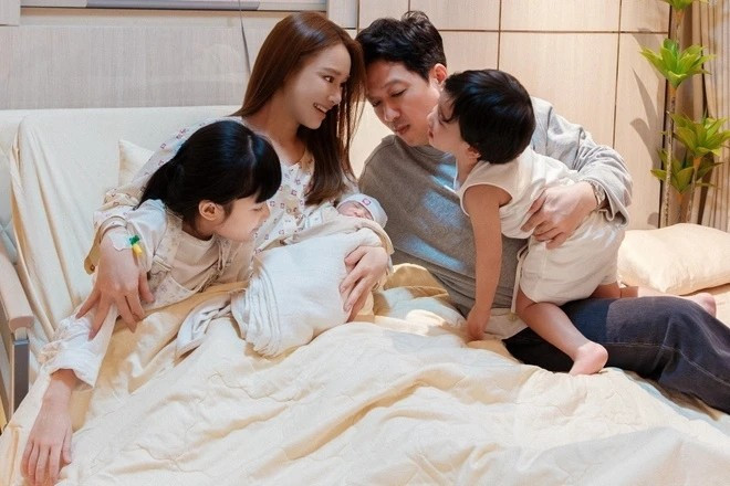 Mới đây, Nhã Phương thông báo đã hạ sinh con thứ ba. Trước tin vui này, nhiều đồng nghiệp và khán giả đã gửi lời chúc mừng đến gia đình Mười Khó. Ảnh: @nabinhaphuong