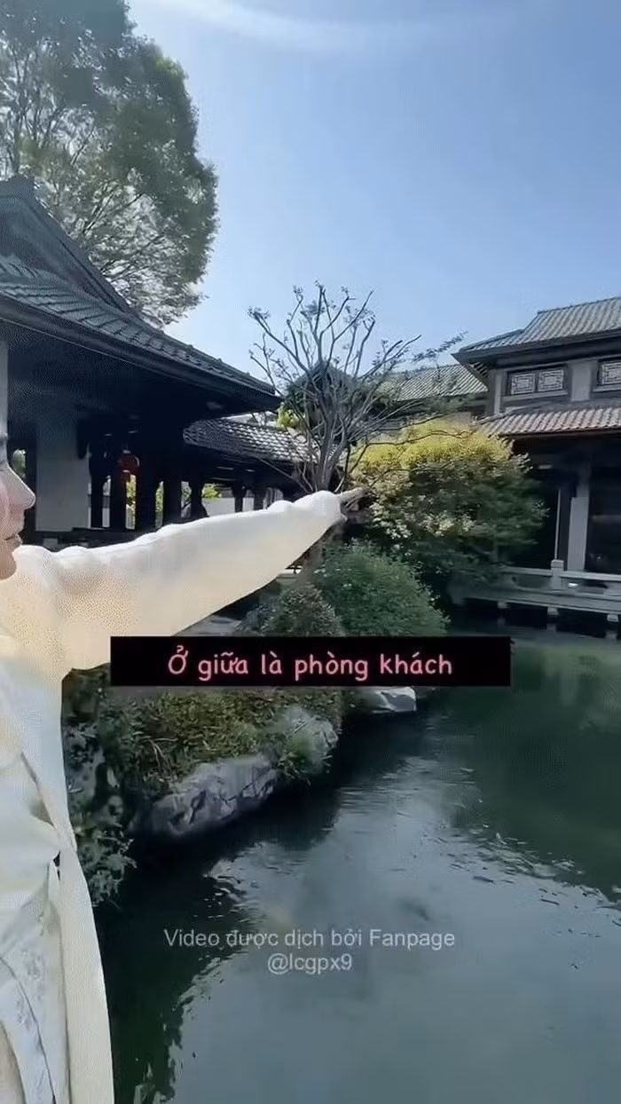 Bao quanh phòng khách là hồ nước xanh mát. Ảnh: Sohu