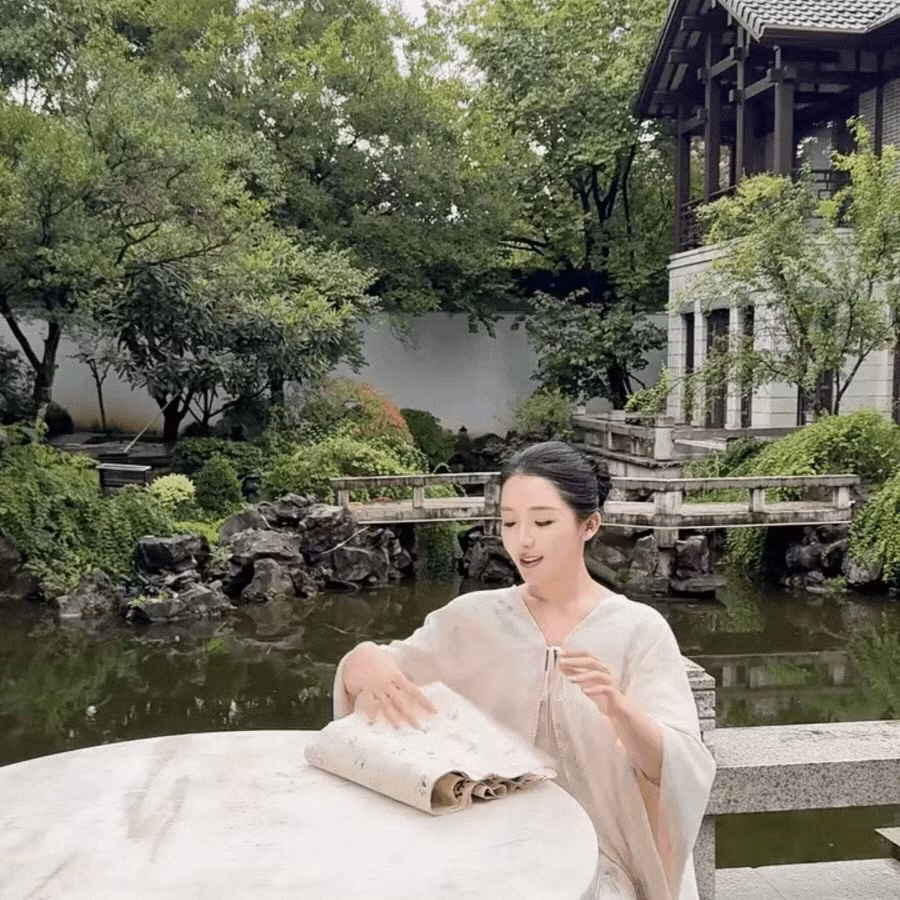 Đào Hỷ Nhi, phú bà nổi tiếng mạng xã hội xứ Trung, hiện sống trong biệt phủ sân vườn 1.200m2 tại khu Đào Hoa Viên (Tô Châu, Trung Quốc). Ảnh: chụp màn hình