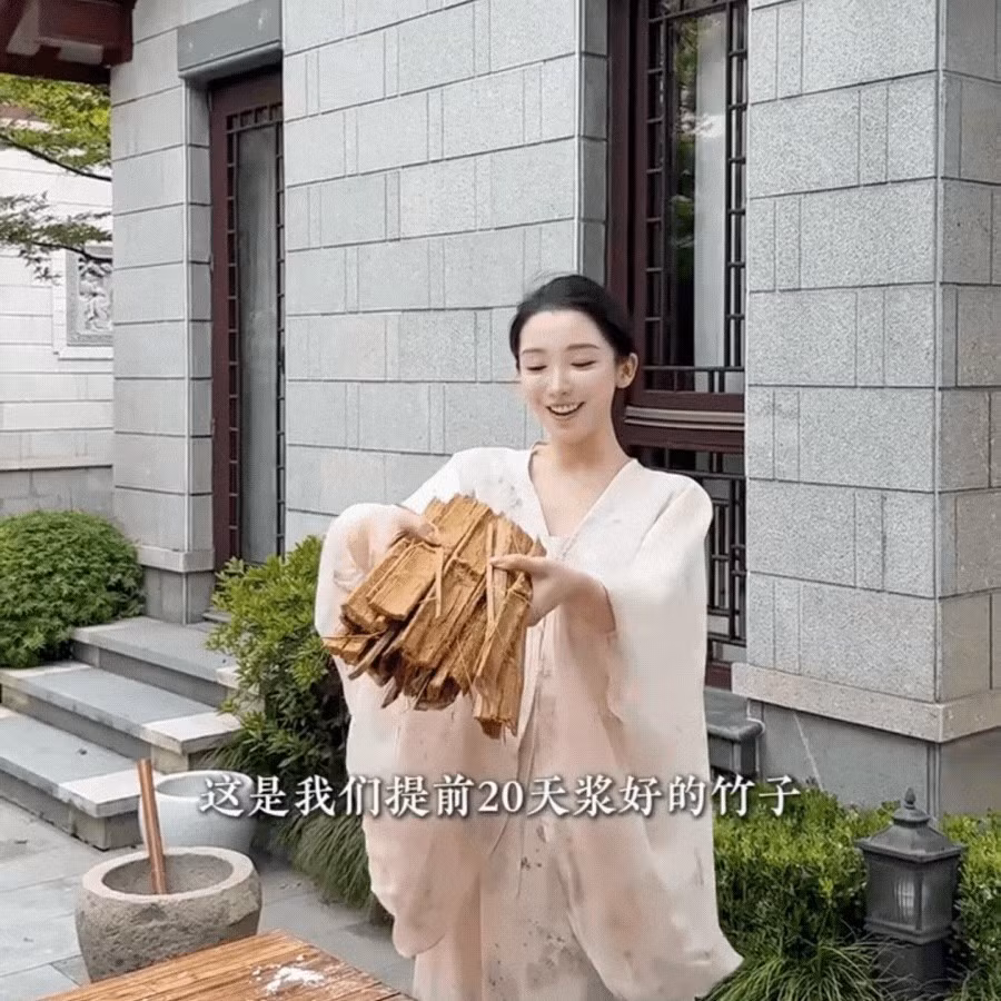 Từ cổng lớn bước vào, từng mái ngói cong, từng chi tiết gỗ được chạm khắc tinh xảo. Ảnh: QQ