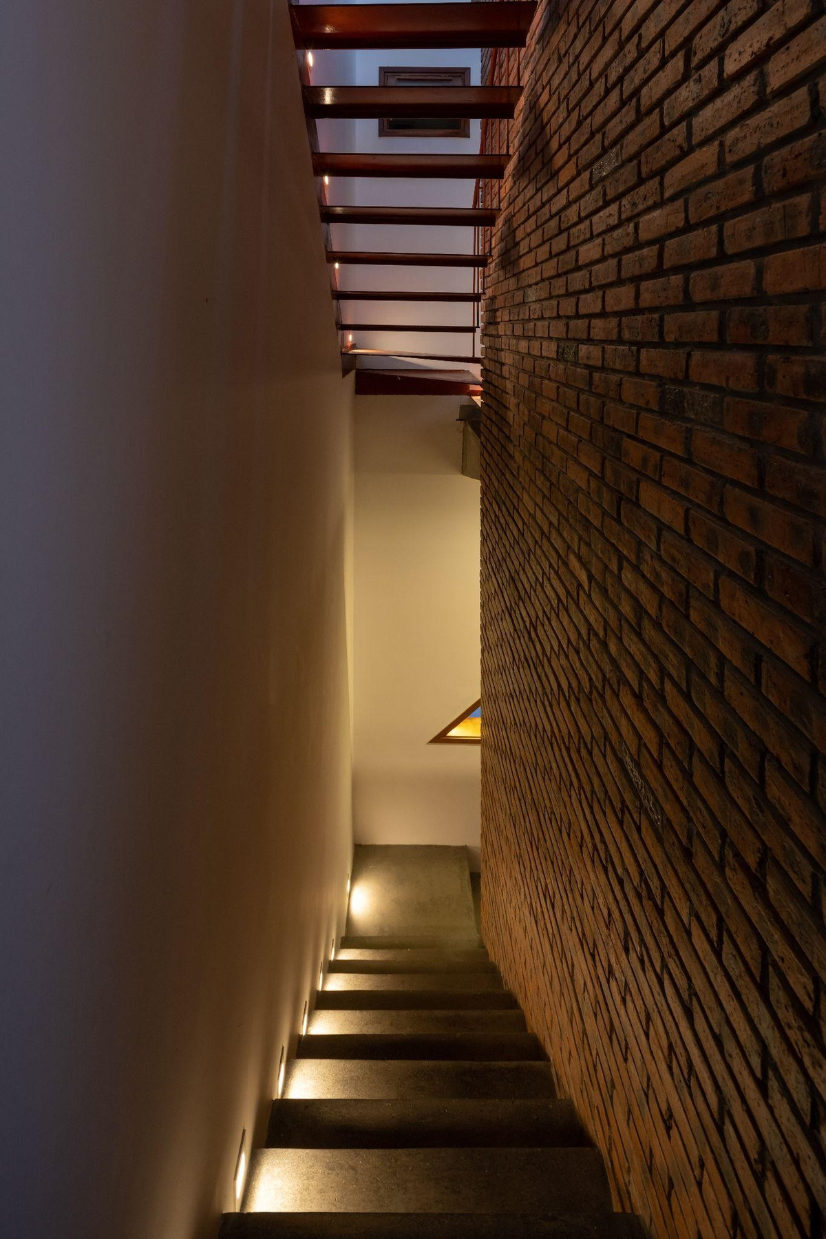 Giếng trời trung tâm tạo dòng gió đứng, đưa ánh sáng vào sâu bên trong. Ảnh: Hoangle