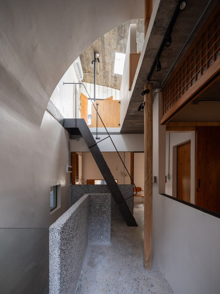 Giếng trời giúp lấy ánh sáng tự nhiên tối đa. Ảnh: Ce Wang