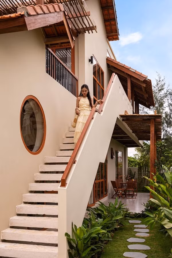 Cầu thang dẫn lên tầng 2 được thiết kế bên ngoài. Ảnh: Bùi Minh Quốc