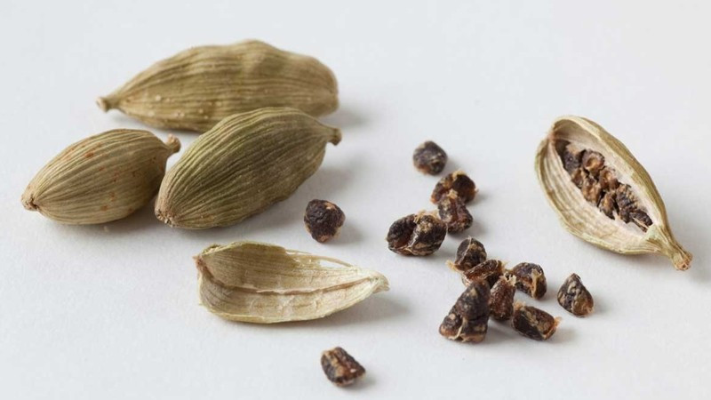 Bạch đậu khấu không chỉ được dùng để tăng hương vị cho món ăn như phở, cà ri, trà sữa hay món hầm mà còn được xem là vị thuốc quý trong Đông y. Ảnh: Internet