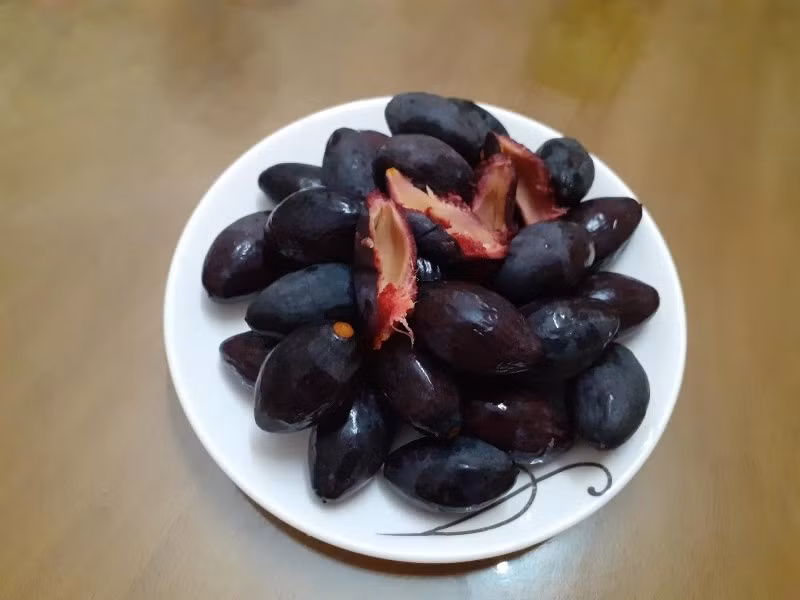 Trám ngâm ăn cùng cơm nóng, cháo hoặc kho thịt đều ngon. Nước mắm ngâm trám có thể tận dụng kho thịt hoặc chấm rau luộc. Ảnh: Facebook