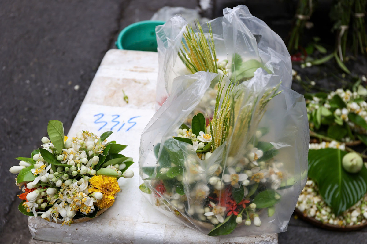 Ngoài thắp hương, đi lễ, hoa bưởi còn được ướp trà, ướp, cắm cho thơm hoặc gội đầu.