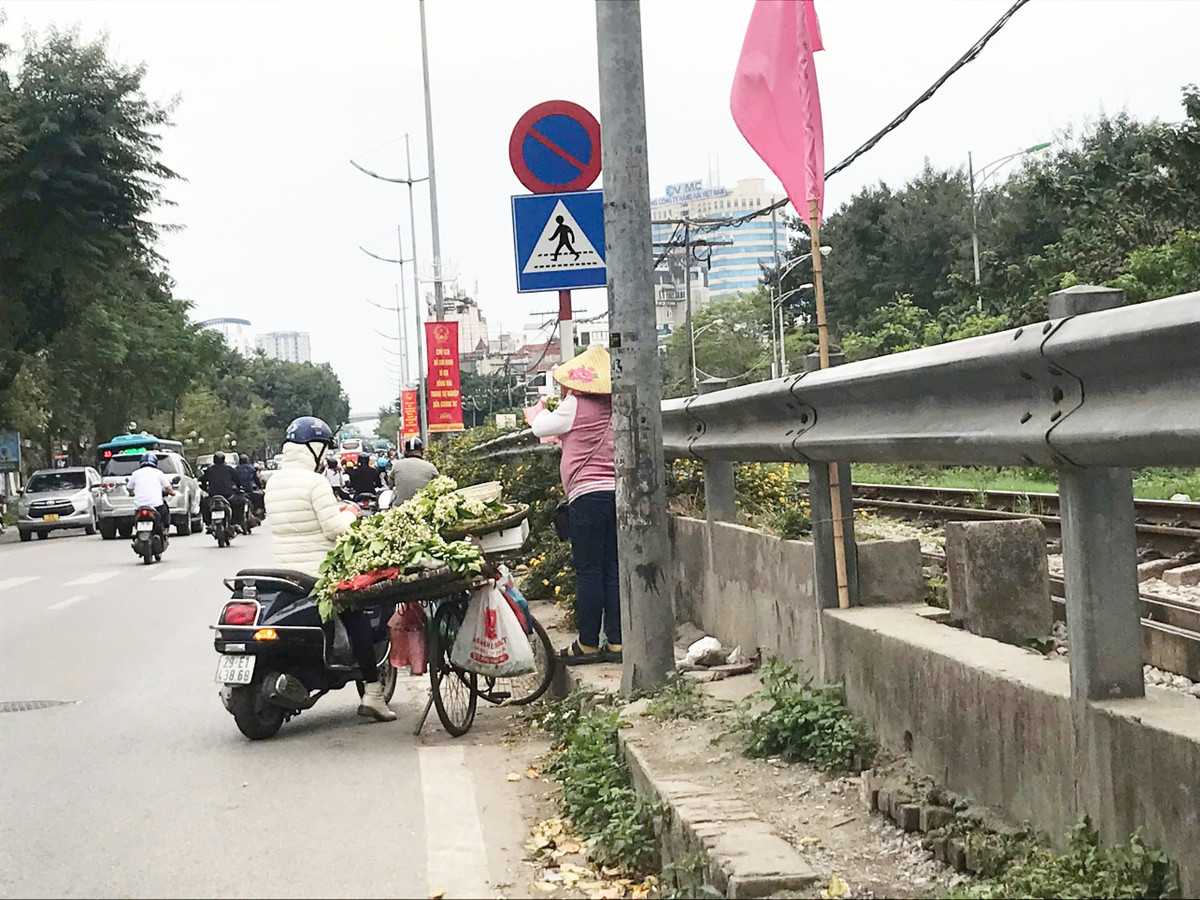 Những ngày đầu tháng 3/2026, hoa bưởi lại theo chân những người bán hàng rong xuống khắp các con phố ở Hà Nội.