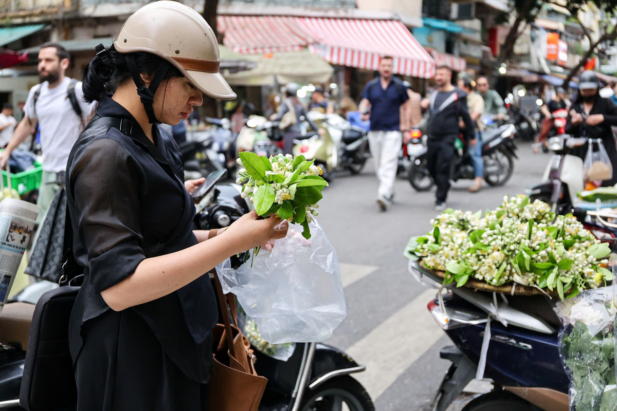 Hoa bưởi vốn là loại hoa quen thuộc với gia đình chị Châu Anh (phường Hồng Hà, Hà Nội) mỗi khi hết Tết. Chị Châu Anh cho biết, đặt bó hoa bưởi trong nhà cũng giúp xua tan đi thời tiết nồm ẩm của Hà Nội.