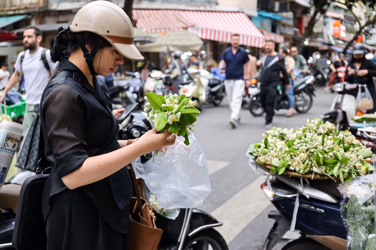 Hoa bưởi vốn là loại hoa quen thuộc với gia đình chị Châu Anh (phường Hồng Hà, Hà Nội) mỗi khi hết Tết. Chị Châu Anh cho biết, đặt bó hoa bưởi trong nhà cũng giúp xua tan đi thời tiết nồm ẩm của Hà Nội.