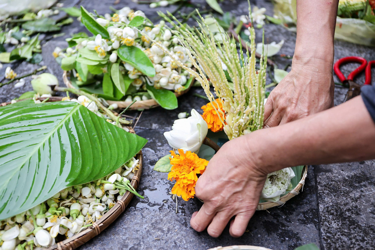 Đa phần mọi người mua hoa bưởi thắp hương, đi lễ chùa dịp tháng Giêng nên khá đắt khách.