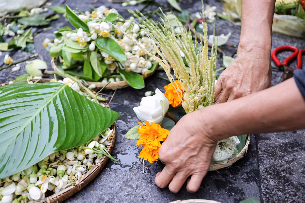 Đa phần mọi người mua hoa bưởi thắp hương, đi lễ chùa dịp tháng Giêng nên khá đắt khách.