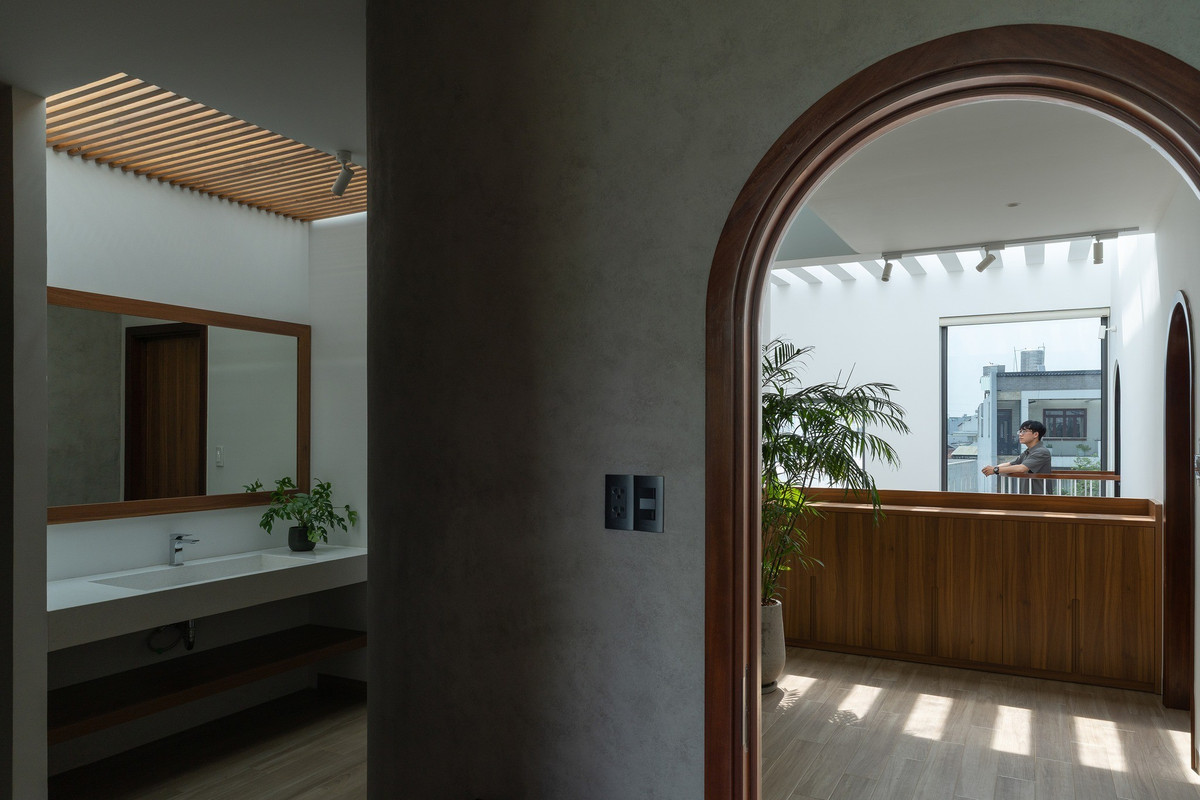 Hành lang, cửa sổ và ban công các tầng đều hướng về khoảng thông tầng, tạo sự kết nối liền mạch giữa các không gian, đồng thời tăng tính gắn kết giữa các thành viên. Ảnh: Quang Dam