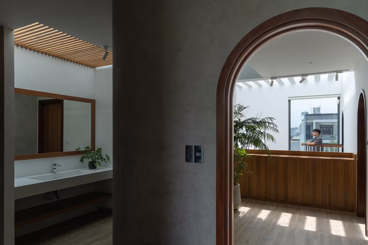 Hành lang, cửa sổ và ban công các tầng đều hướng về khoảng thông tầng, tạo sự kết nối liền mạch giữa các không gian, đồng thời tăng tính gắn kết giữa các thành viên. Ảnh: Quang Dam