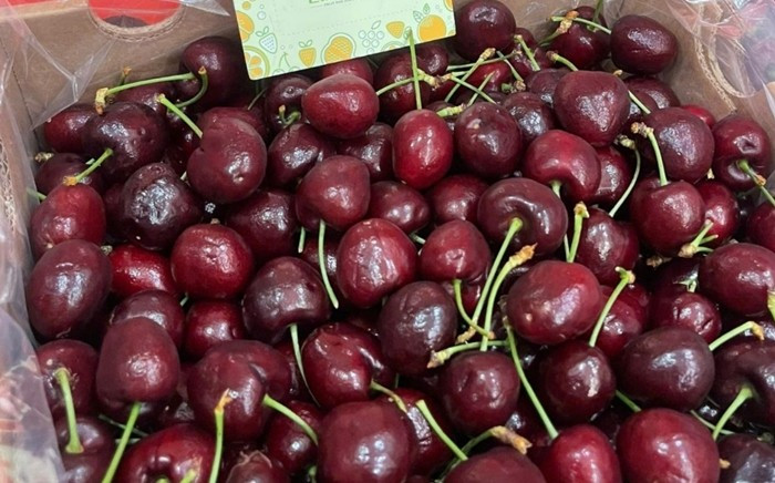 Tại các siêu thị, cherry Chile được niêm yết quanh mức 249.000 đồng/kg. Ngoài bán theo cân, nhiều nơi còn chia thành các hộp nhỏ chỉ vài chục nghìn đồng để phục vụ khách mua lẻ. Ảnh: like Fruits