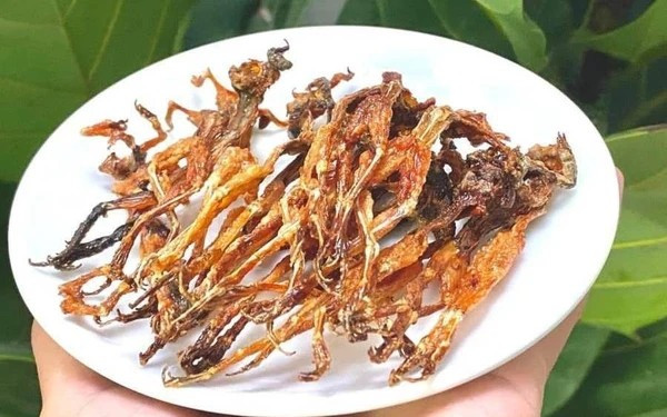 Khô nhái hay còn gọi 'vũ nữ chân dài' là đặc sản nổi tiếng ở miền Tây. Ảnh: Internet