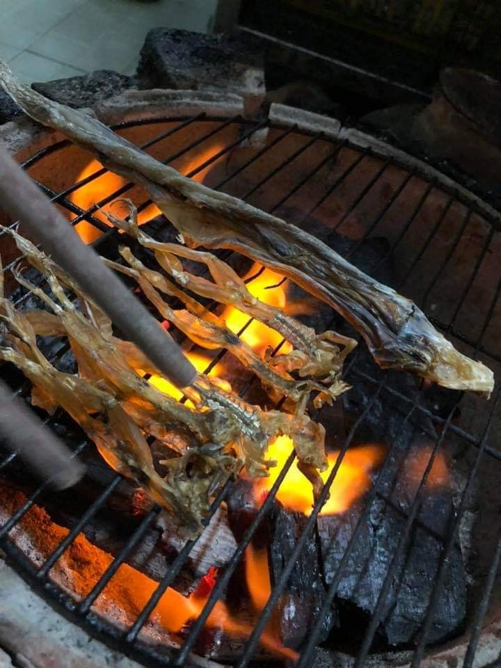 Khô nhái có thể chế biến thành nhiều món ngon nhưng đặc sắc nhất là khô nhái chiên hoặc khô nhái nướng trên than hồng. Ảnh: Facebook