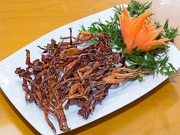 Do vậy, giá bán khô nhái không hề rẻ, dao động từ 350.000-600.000 đồng/kg, tùy loại và thời điểm. Ảnh: Petrotimes