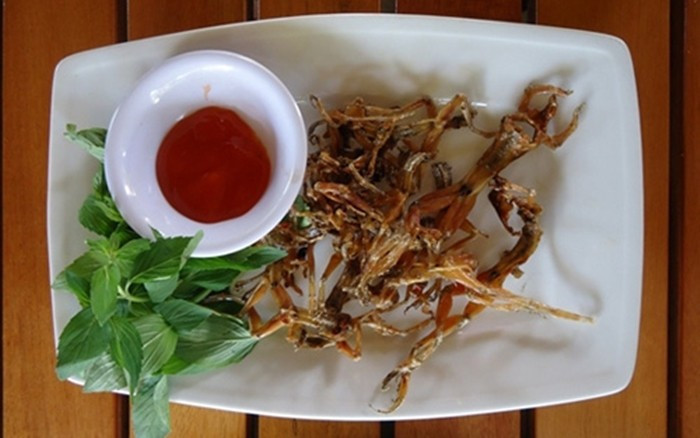 Những năm gần đây, nguồn nhái tự nhiên ngày càng khan hiếm, khiến sản lượng khô giảm mạnh. Ảnh: Dân Việt