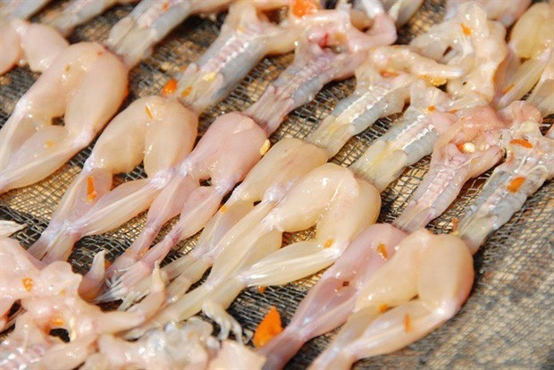 Vì vậy, từng con phải được lột da, bỏ nội tạng, rửa sạch nhiều lần để đảm bảo vệ sinh và giữ vị ngọt tự nhiên. Ảnh: Internet