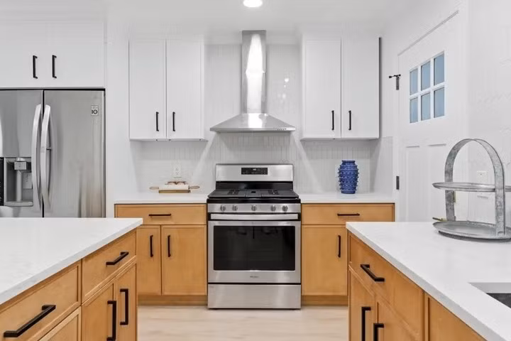 Phòng bếp với mặt bàn thạch anh và nhiều thiết bị mới. Ảnh: Brendan DaSilva