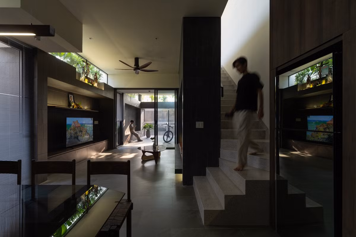 Khu vực sinh hoạt chung bao gồm phòng khách và nhà bếp; phía sau đó là các không gian ngủ riêng tư hơn. Ảnh: Quang Dam