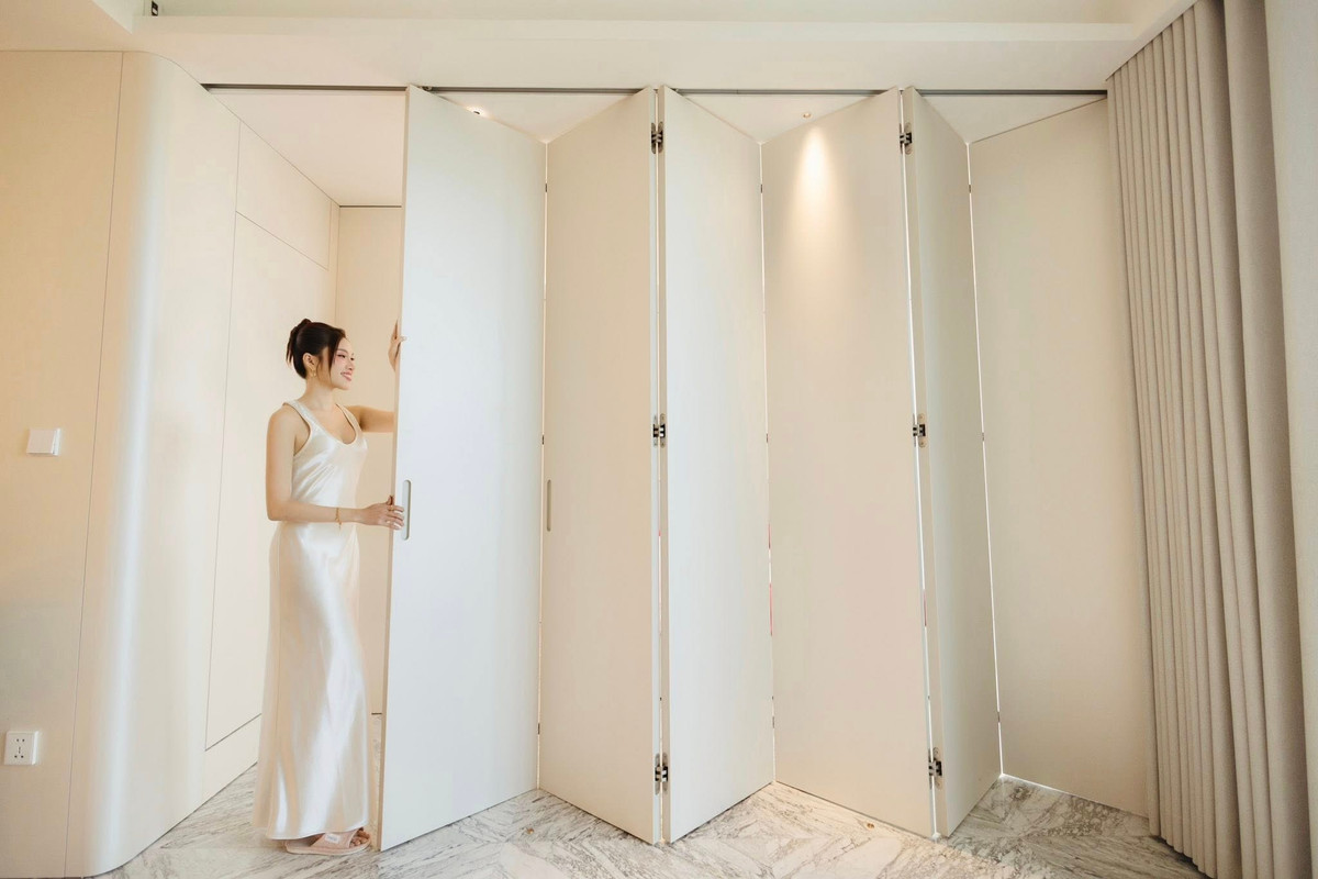 Thanh Thanh Huyền có làm cửa lùa, khi cần mở ra thành không gian kết nối liền mạch nên nhà rất thoáng. Khi đóng lại sẽ phẳng như một bức tường ngăn cách kín đáo. Ảnh: FB Thanh Thanh Huyền