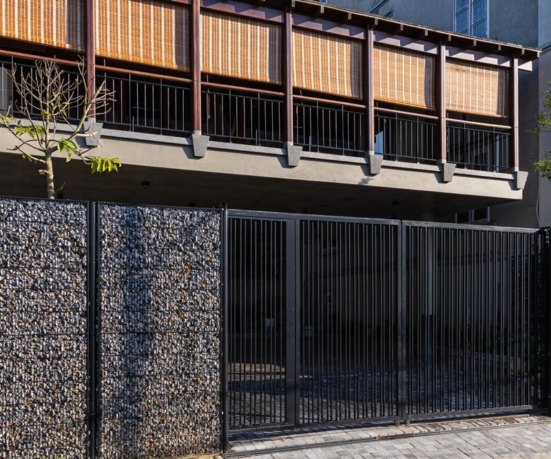 Kiến trúc sư chọn kết cấu trần và cột bằng gỗ nhằm mang lại cảm giác mộc mạc, ấm cúng. Ảnh: Trieu Chien