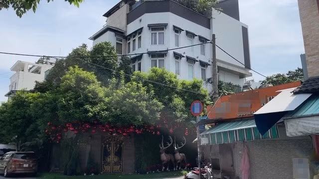 Hiện tại, Đàm Vĩnh Hưng không tiết lộ con số cụ thể, song với vị trí hai mặt tiền tại khu đất đắt đỏ, nhiều người ước tính giá trị căn biệt thự có thể lên đến hàng trăm tỷ đồng. Ảnh: FBNV