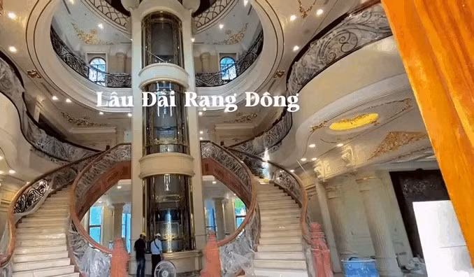 Dù mới chỉ xuất hiện vài khung hình hiếm hoi ghi lại không gian bên trong biệt thự, ngay cả khi nội thất chưa hoàn thiện, độ nguy nga và bề thế của công trình vẫn hiện rõ. Ảnh: Phunuso