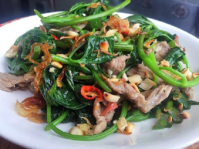 Nhưng ở nước ngoài, rau lang là đặc sản với mức giá đắt hơn thịt. Nhiều blogger ẩm thực còn sử dụng rau lang để làm salad, súp, mỳ ống và nhiều món khác. Ảnh: Kingfoodmart