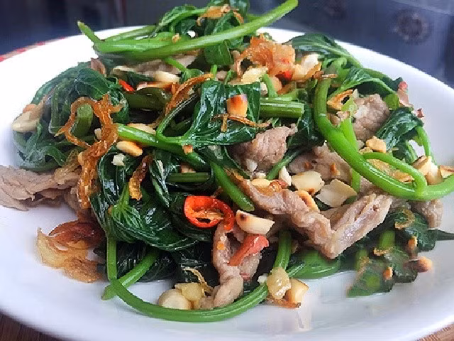 Nhưng ở nước ngoài, rau lang là đặc sản với mức giá đắt hơn thịt. Nhiều blogger ẩm thực còn sử dụng rau lang để làm salad, súp, mỳ ống và nhiều món khác. Ảnh: Kingfoodmart