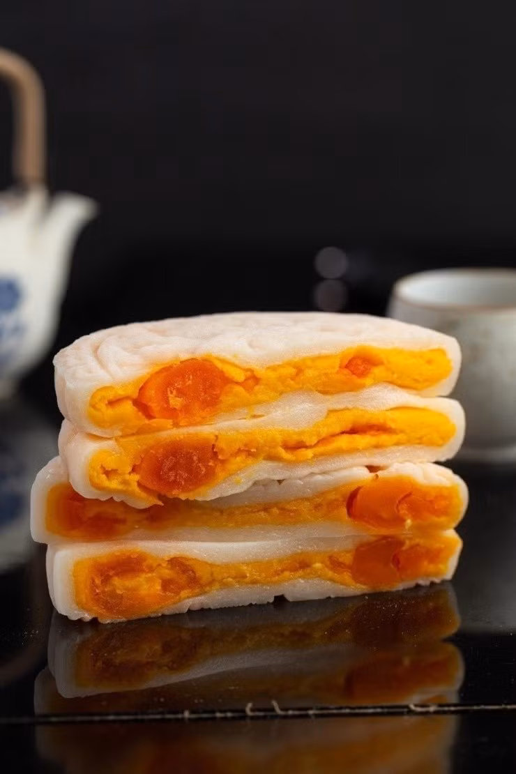 Hơn nữa, thay vì cắt ra và thưởng thức ngay như thường lệ, người ta truyền tay nhau mẹo… cho vào tủ lạnh, sau đó cán dẹt rồi mới cắt. Ảnh: Facebook