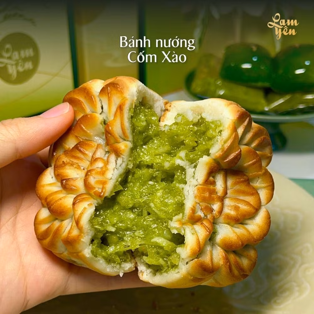 Bánh nướng nhân cốm xào thu hút khách nhờ hương vị. Đặc sản của mùa thu Hà Nội được xào cùng dừa non, hạt sen, thêm chút trứng muối, mang đến trải nghiệm vừa mới mẻ. Ảnh: Facebook