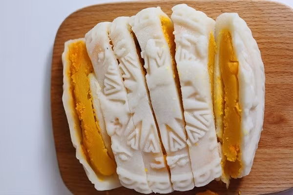 Bánh dẻo nhân kem trứng muối cũng đang khiến khách hàng tò mò. Khác với bánh truyền thống, phần nhân làm từ trứng muối tán nhuyễn trộn cùng kem whipping, tạo thành lớp nhân mịn, béo, bùi. Ảnh: Tiệm bánh Lâm Thuỷ