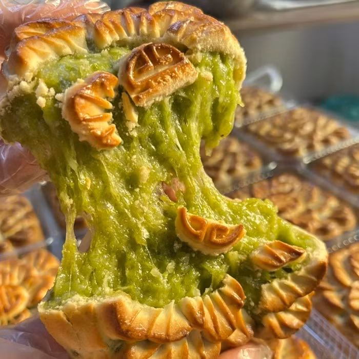 Bánh nướng nhân cốm xào thu hút khách nhờ hương vị. Đặc sản của mùa thu Hà Nội được xào cùng dừa non, hạt sen, thêm chút trứng muối, mang đến trải nghiệm vừa mới mẻ. Ảnh: Facebook