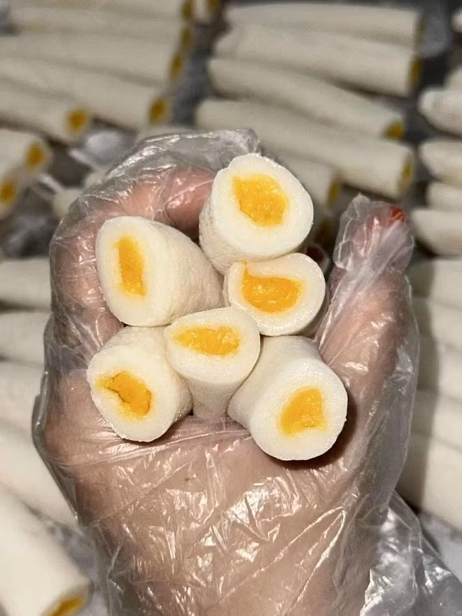 Khác với những chiếc bánh trung thu cổ truyền dáng tròn, vuông đã quá quen thuộc, cộng đồng làm bánh handmade năm nay đã sáng tạo ra bánh dẻo sợi dài, nhân bánh cuộn bên trong. Ảnh: Facebook