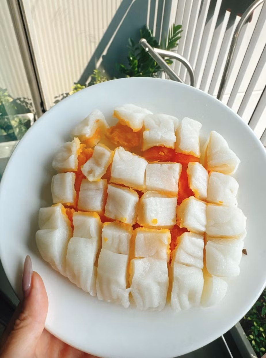 Ngoài mức giá đắt đỏ, chiếc bánh dẻo còn gây chú ý bởi nặng tới 400g, chứa tận 4 lòng đỏ trứng muối bên trong. Ảnh: Facebook