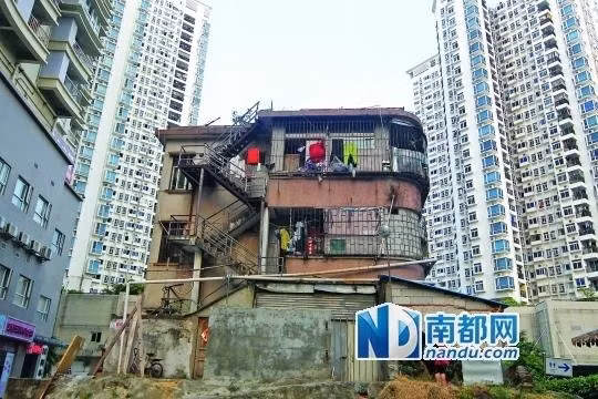 Những tuyến phố thương mại sầm uất, khu dân cư hiện đại và trục đường chính tấp nập đã biến căn nhà này thành một "ốc đảo" giữa lòng đô thị. Ảnh: Nandu