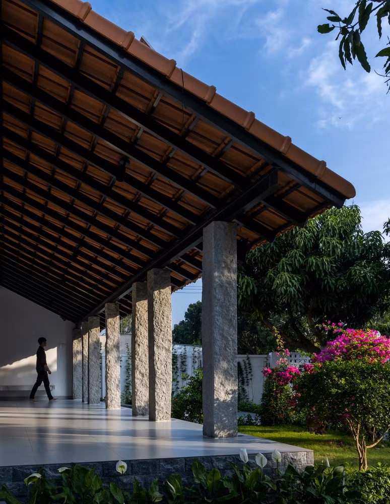 Lấy cảm hứng từ những ngôi nhà sàn gỗ chống lũ lụt của huyện Hồng Ngự cũ, những cột đá vững chắc như biểu tượng của sự kiên cường và sức mạnh. Ảnh: Hiroyuki Oki