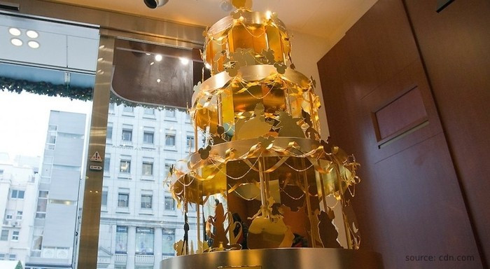 Cây thông Noel màu vàng theo chủ đề Walt Disney, nặng 40kg, cao 2,4 mét. Đỉnh cây thông Noel được trang trí bằng một đầu chuột Mickey khổng lồ làm bằng vàng nguyên chất cao cấp. Ảnh: Globalintergold