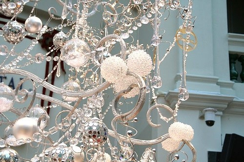 Cây thông Noel lộng lẫy với khoảng 21.798 viên kim cương quý giá được kết hợp với khoảng 3.000 viên pha lê. Ảnh: Sparklette