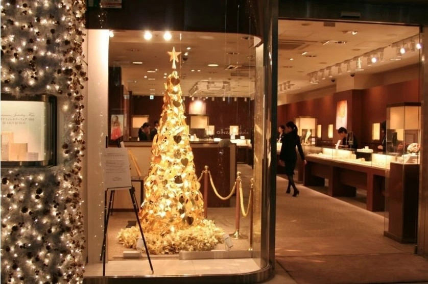 Cây thông Noel bằng vàng nguyên khối Ginza Tanaka tại Tokyo (Nhật Bản) được trưng bày vào năm 2012, có chi phí lên hơn 4,2 triệu USD. Ảnh: Globalintergold