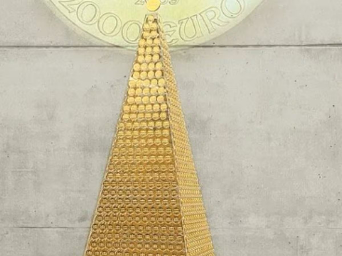 Cây thông Pro Aurum tại Munich (Đức) được làm hoàn toàn từ những đồng tiền vàng, có giá trị ước tính khoảng 2,6 triệu USD. Ảnh: News18