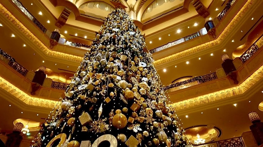 Khách sạn ở Emirates Palace (Abu Dhabi, UAE) từng trưng bày một cây thông Noel với chi phí ước tính hơn 11 triệu USD. Ảnh: YouTube