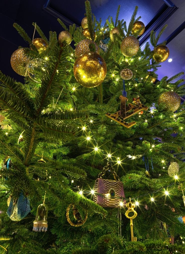 Các vật trang trí bao gồm kim cương hồng 3 carat, đá sapphire 4 carat, kim cương đỏ hình oval, kim cương đen và trắng, cùng một loạt trang sức được tái chế tinh xảo từ các thương hiệu như Bvlgari, Cartier, Van Cleef &amp; Arpels và Chanel. Ảnh: Luxurytravelmag